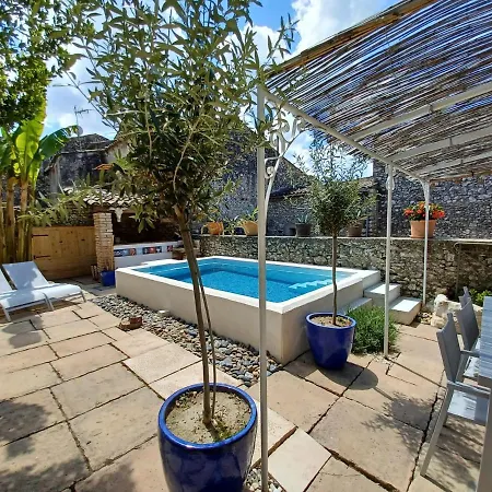 Chez Les Filles Bed & Breakfast