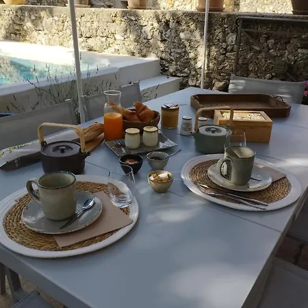 Chez Les Filles ベッド・アンド・ブレックファスト 3*