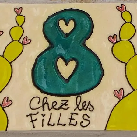 Chez Les Filles Dions