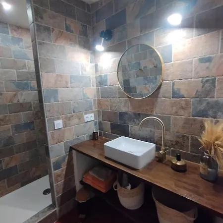 Chez Les Filles Dions