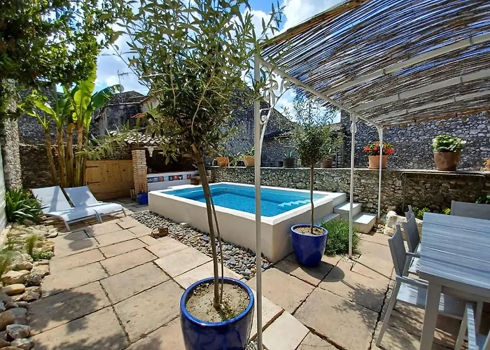 Chez Les Filles לינה וארוחת בוקר