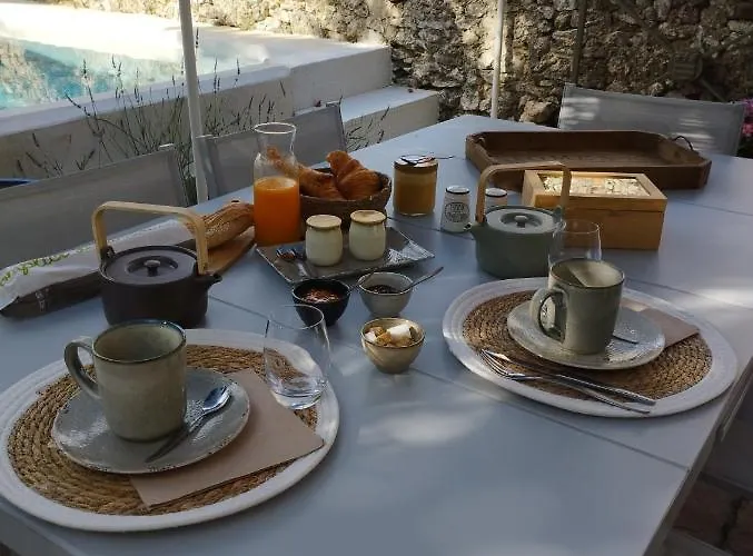 Chez Les Filles לינה וארוחת בוקר 3*